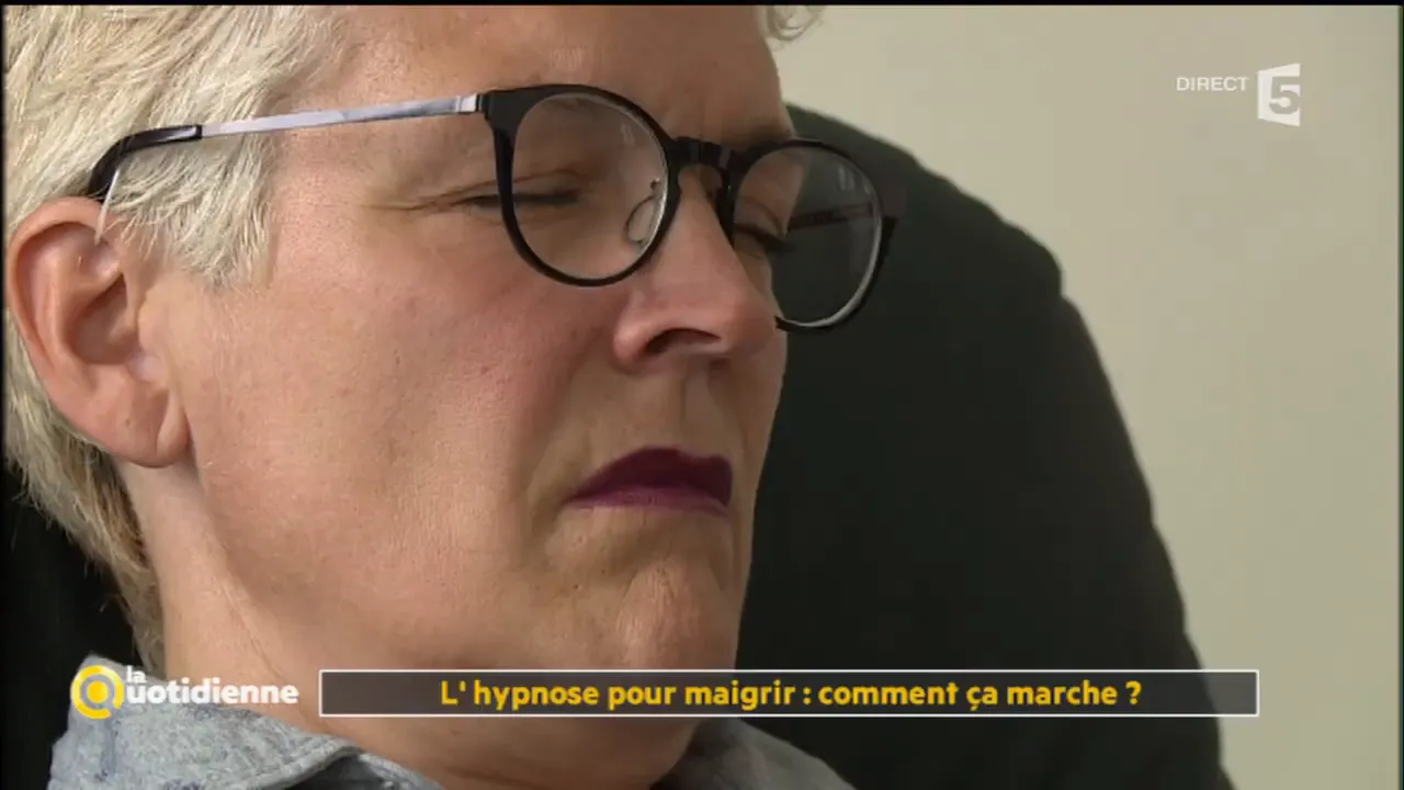 Hypnothérapeute plaçant des barres chocolatées dans les mains des participants.