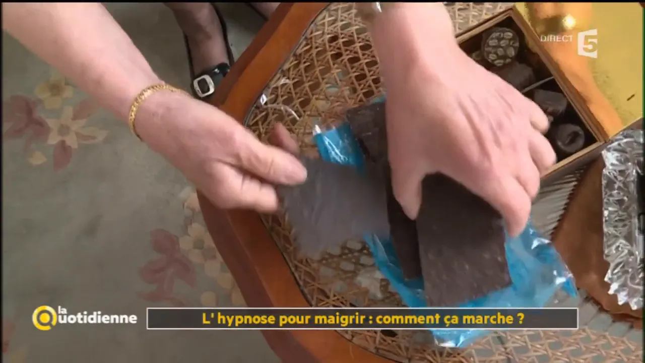 Françoise lisant un magazine sur l'hypnose.