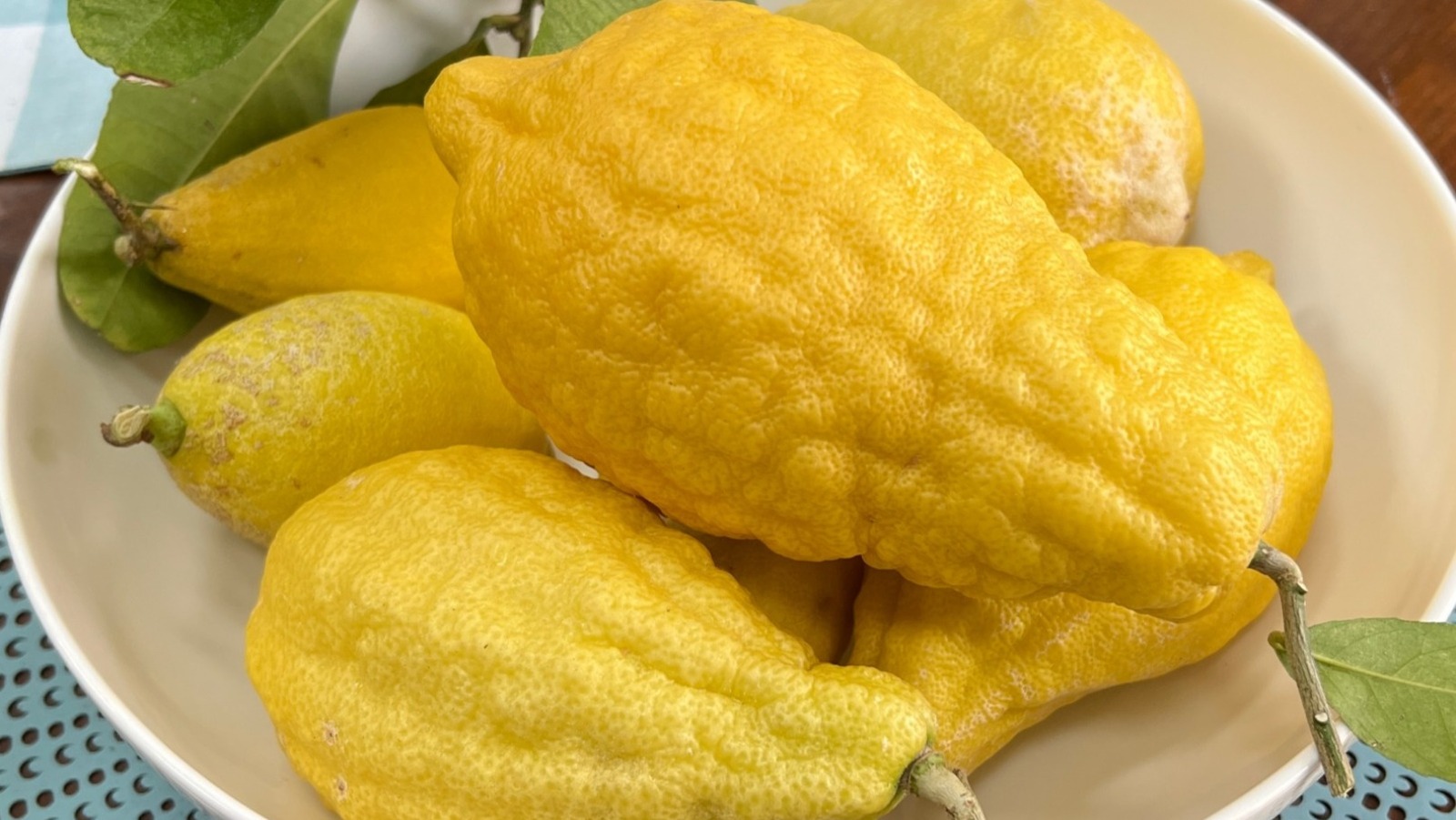 découvrez les bienfaits du citron amaigrissant, un allié naturel pour votre minceur. apprenez comment intégrer cet agrume plein de vitamine c dans votre quotidien pour favoriser la perte de poids tout en boostant votre santé. optez pour des recettes simples et efficaces qui vous aideront à atteindre vos objectifs minceur.
