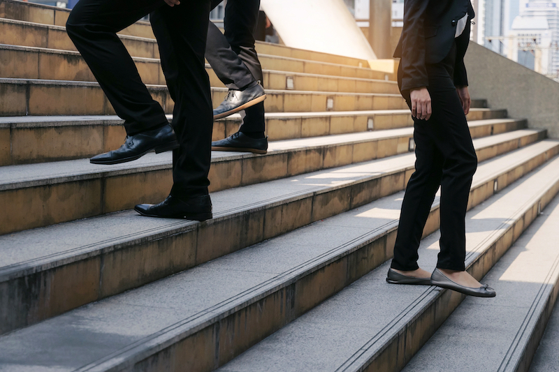 découvrez combien de pas vous devez faire chaque jour pour perdre du poids efficacement. apprenez des astuces simples pour intégrer davantage de marche dans votre routine et atteindre vos objectifs de remise en forme.