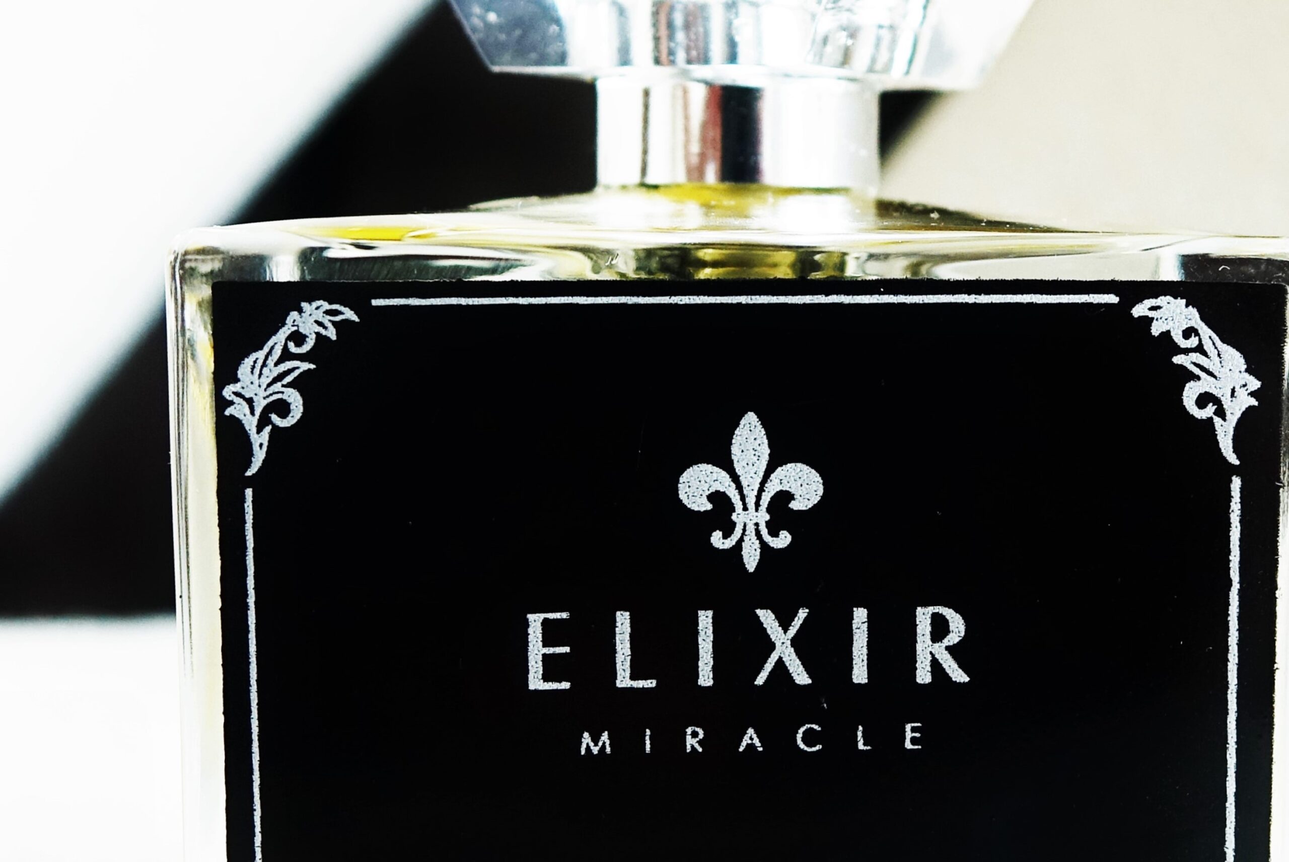 découvrez les bienfaits de l'huile essentielle miracle, un élixir naturel aux multiples vertus. parfaite pour apaiser le stress, soulager les douleurs et favoriser le bien-être, cette huile essentielle est incontournable pour une santé optimale. plongez dans l'univers des huiles essentielles et transformez votre quotidien !