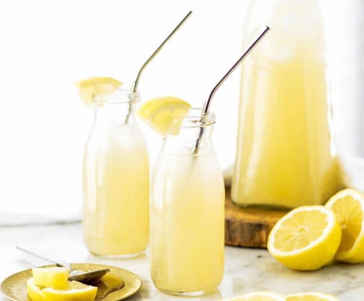 découvrez la boisson miracle au citron, une recette revitalisante et pleine de bienfaits pour votre santé. profitez des vertus détoxifiantes, hydratantes et antioxydantes du citron, tout en savourant un goût rafraîchissant. idéale pour booster votre énergie et renforcer votre système immunitaire !