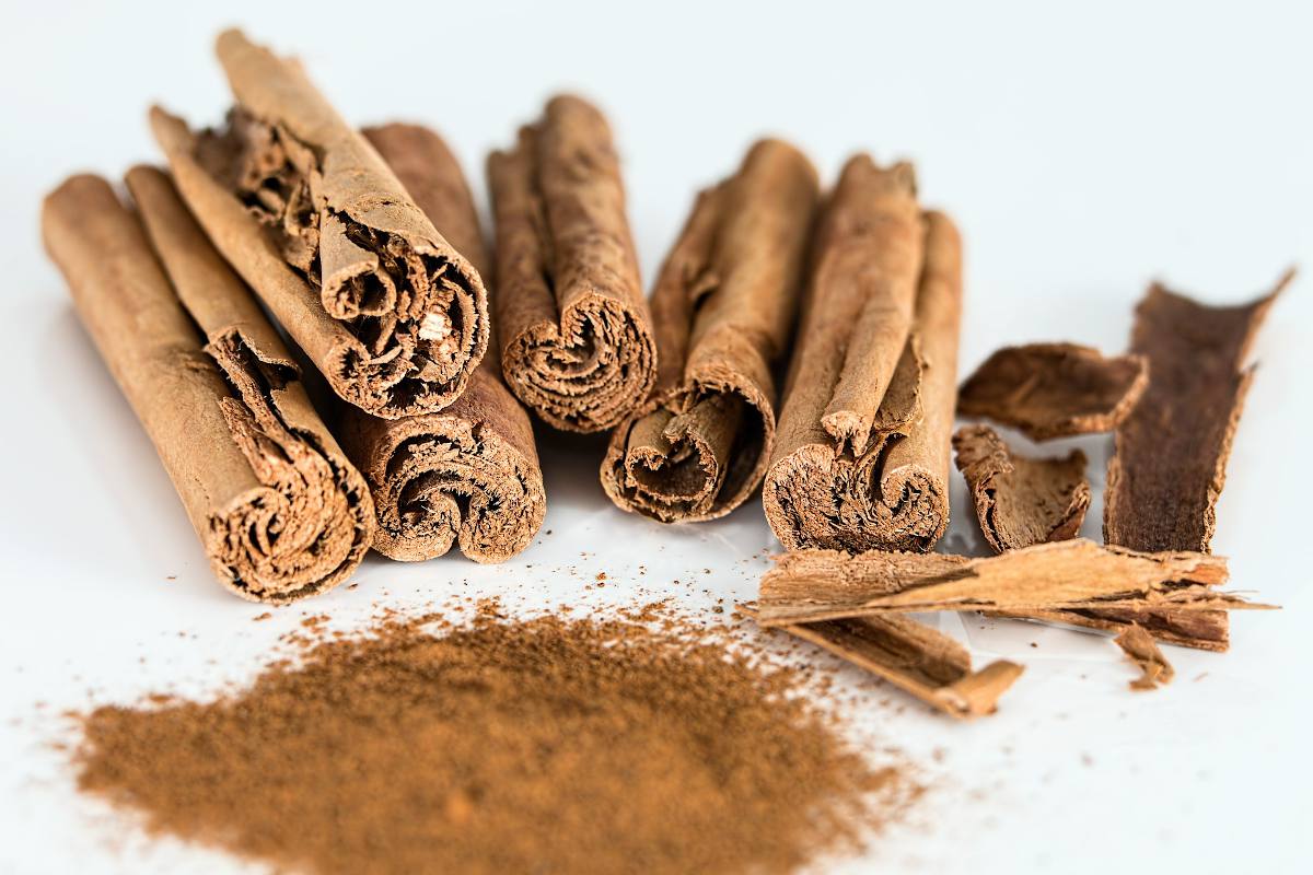 découvrez comment la cannelle peut vous aider à maigrir tout en apportant des bienfaits à votre santé. apprenez des recettes et astuces pour intégrer cette épice aux propriétés brûle-graisse dans votre régime alimentaire.