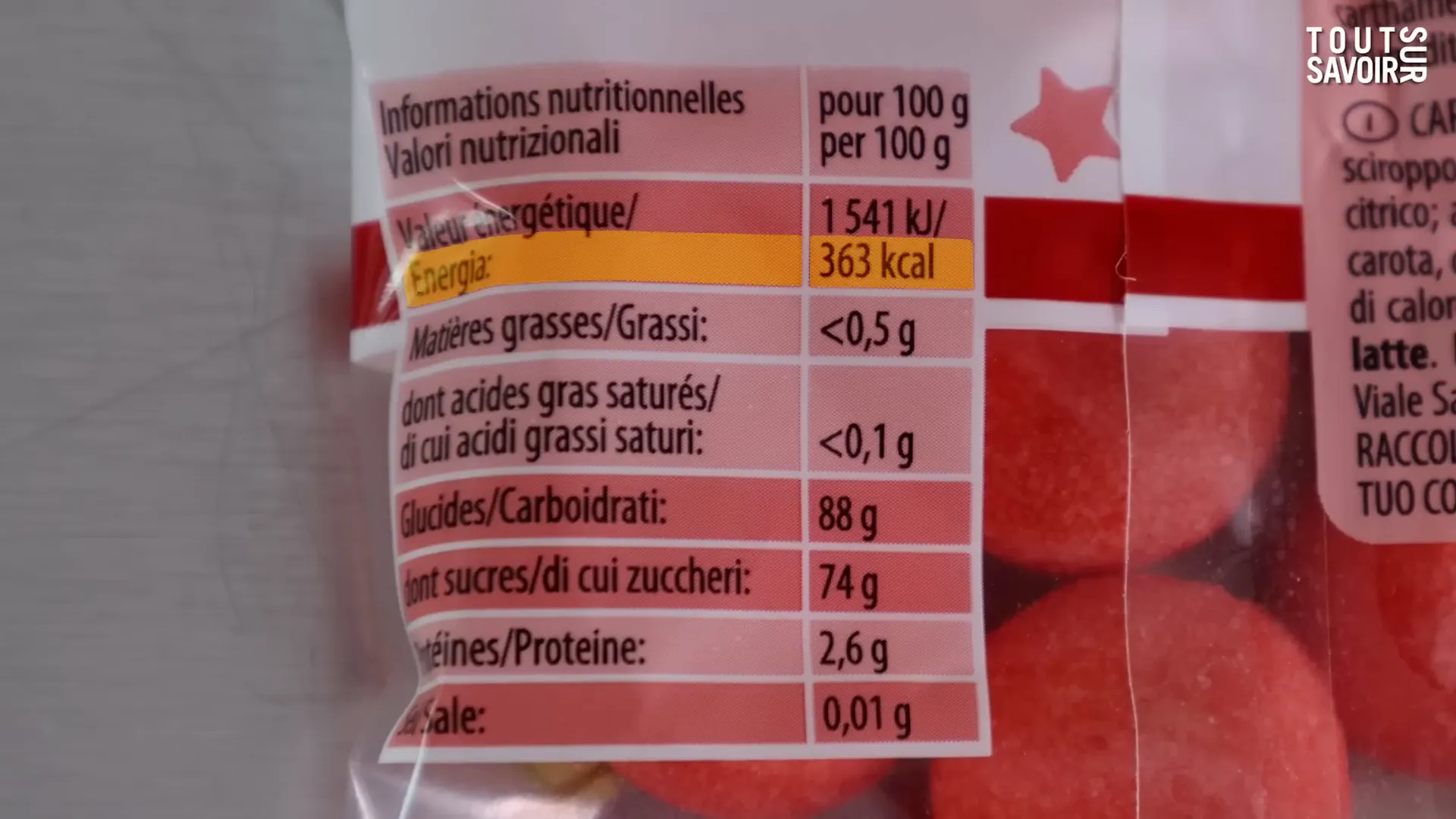 Un paquet de fraises Tagada sur une table Maigrir en mangeant des bonbons